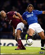 Mark de Vries and Lorenzo Amoruso tangle