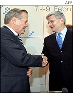 Donald Rumsfeld (l) and Joschka Fischer