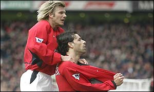 Ruud van Nistelrooy celebrates with David Beckham 