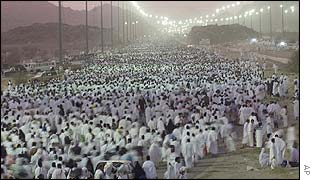 Pilgrims return from Mount Arafat