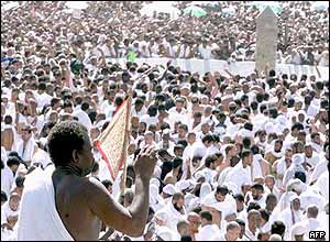 Thousands of Muslims take part in the stoning the devil ritual