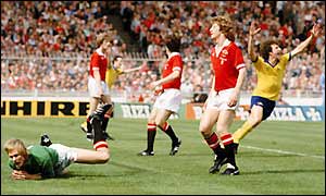 Alan Sunderland wins the Cup for Arsenal