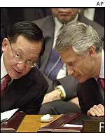 Chinese Foreign Minister Tang Jiaxuan (l) and French Foreign Minister Dominique de Villepin