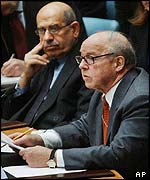 Chief inspector Hans Blix (r) presenting report at UN