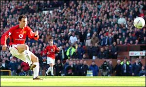 Man Utd winger Ryan Giggs side-steps Arsenal goalkeeper David Seaman