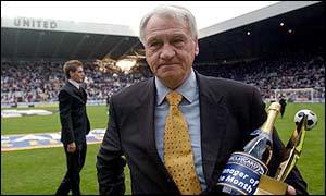 Bobby Robson receives the Barclaycard manager of the month award for Newcastle in January 2003