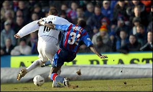 Harry Kewell strikes Leeds' winning goal 