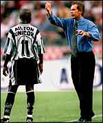 Emerson Leao issues instructions from the Santos bench