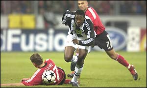 Newcastle's Shola Ameobi escapes the attentions of Thomas Kleine to score his second goal