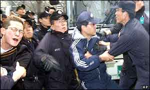 Relatives of the victims in Tuesdays subway accident struggle with policemen as they try to meet with South Korean Prime Minister Kim Suk-soo 