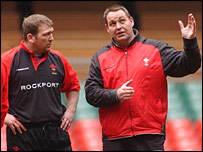 Jonathan Humphreys discusses tactics with Wales coach Steve Hansen