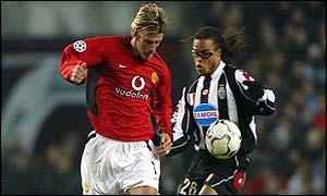 Man Utd's David Beckham and Juventus' Edgar Davids tussle for the ball
