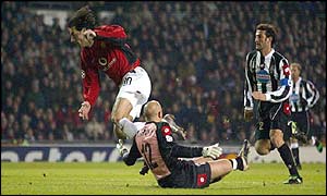 Ruud van Nistelrooy goes down in the Juventus box but is denied a penalty