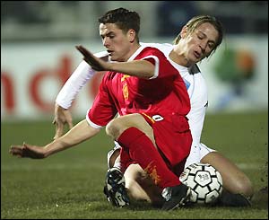Owen is tackled by Auxerre's Philippe Mexes
