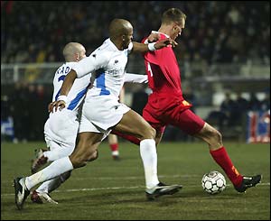  Liverpool's Sami Hyypia shapes to shoot