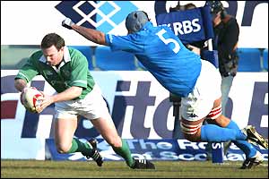 John Kelly beats Marco Bortolami to score Ireland's second try
