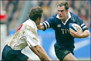 Chris Paterson holds off Fabien Galthie