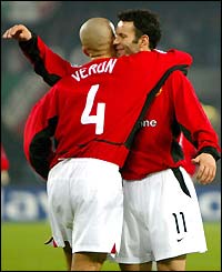 Juan Sebastian Veron congratulates early substitute Ryan Giggs