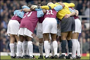 West Ham group together before kick-off against Spurs at Upton Park