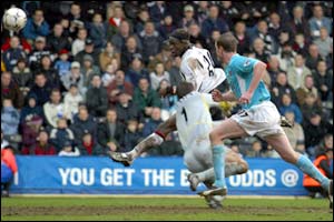 Louis Saha heads the only goal of the game against Sunderland