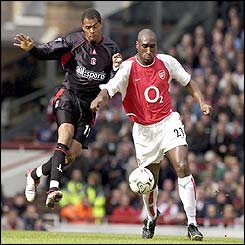 Sol Campbell of Arsenal holds off Shaun Bartlett of Charlton 