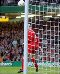 Paul Scholes' shot is blocked by Stephane Henchoz