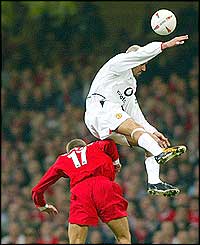 Juan Sebastian Veron outjumps Steven Gerrard
