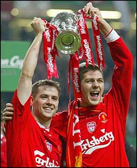 Liverpool scorers Owen and Gerrard celebrate with the Worthington Cup
