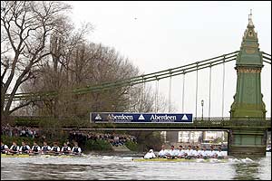 Oxford trail Cambridge as the crews approach Hammersmith bridge