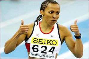 Kelly Holmes celebreates her silver medal in the 1500m