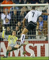 John Carew scores the first goal for Valencia on 34 minutes
