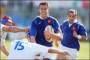 Traille forces the Italian defence into last ditch tackles