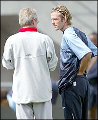 David Beckham talks tactics with England coach Sven-Goran Eriksson 
