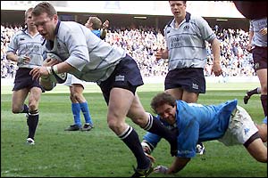 James McLaren scores his side's second try despite the attentions of Andrea de Rossi