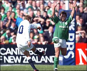 Jonny Wilkinson kicks the second of his drop-goals