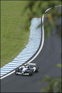 Juan Pablo Montoya's Williams negotiates a chicane 