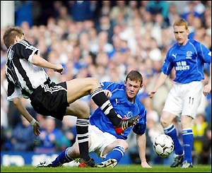 Rooney works hard in front of goal