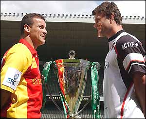 Perpignan skipper Bernard Goutta (left) and Toulouse counterpart Fabien Pelous with the Heinken Cup