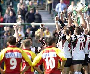 Perpignan players watch Toulouse lift the trophy