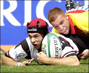 Toulouse's Vincent Clerc scores a try