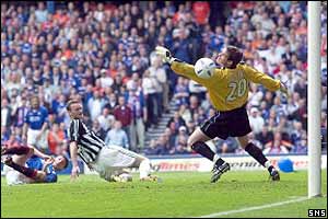 Shota Arveladze scores Rangers' third