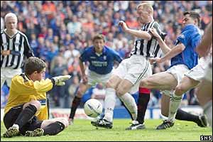 Steve Thompson scores Rangers' fifth 