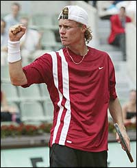 Lleyton Hewitt clenches his fist after beating Vahaly