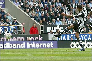 Jermaine Jenas gives Newcastle the lead against Manchester United
