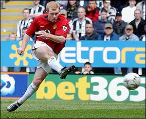 Paul Scholes volleys in Manchester United's second goal after 34 minutes