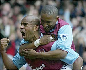 Trevor Sinclair and Jermain Defoe celebrate at Upton Park