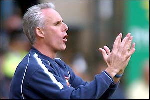 Sunderland boss Mick McCarthy rallies his troops from the sidelines