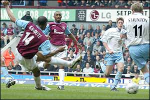 Freddie Kanoute fires in West Ham's equaliser against Aston Villa