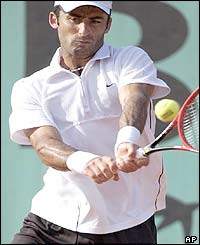 Sargis Sargsian returns the ball to Andy Roddick