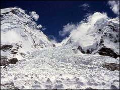 The treacherous Khumbu icefall in 2003, photo: Steve Bell